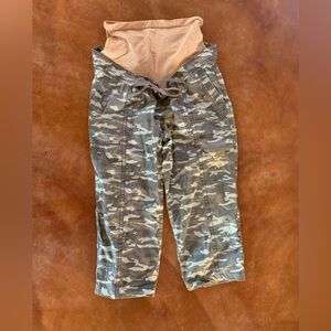 Motherhood Maternity camo capris EUC